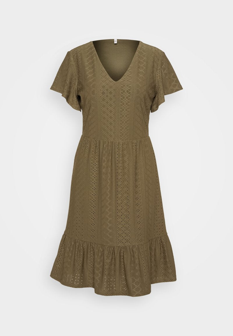 Olivegrünes Kleid mit V-Ausschnitt, kurzen Schmetterlingsärmeln und einem gestuften Rüschensaum. Der strukturierte Stoff weist filigrane Ausschnittmuster auf.