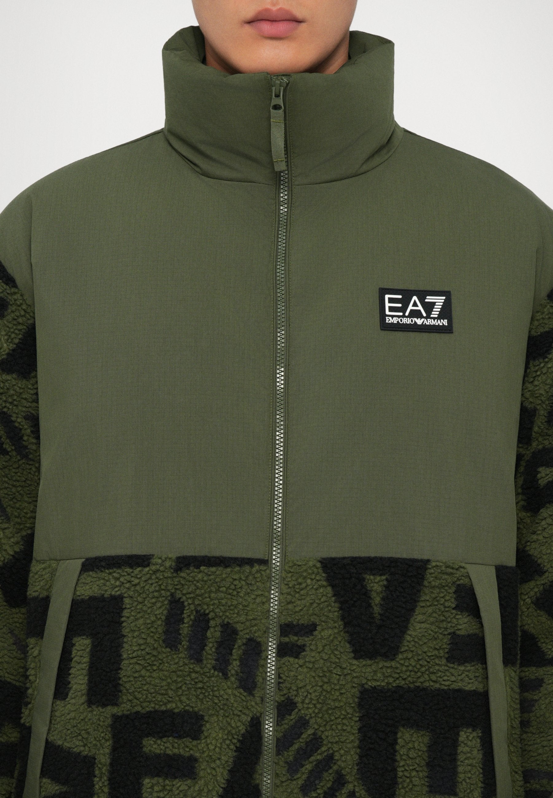 MOUNTAIN JACKET LOGO Media 7