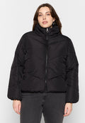 Schwarze Steppjacke mit hohem Kragen, senkrechter und diagonaler Steppung, Reißverschluss vorne und elastischen Bündchen. Strukturierter, isolierter Stoff.