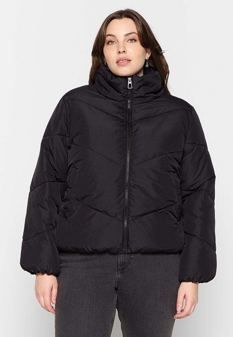 Schwarze Steppjacke mit hohem Kragen, senkrechter und diagonaler Steppung, Reißverschluss vorne und elastischen Bündchen. Strukturierter, isolierter Stoff.
