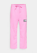 Rosa Nike-Sweatpants mit elastischem Bund, Kordelzug, Seitentaschen, Druckknöpfen entlang der Beine und einem schwarz-weißen Logo-Patch auf dem Oberschenkel.