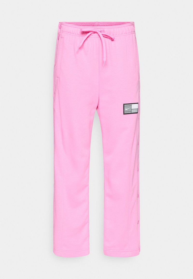 Rosa Nike-Sweatpants mit elastischem Bund, Kordelzug, Seitentaschen, Druckknöpfen entlang der Beine und einem schwarz-weißen Logo-Patch auf dem Oberschenkel.