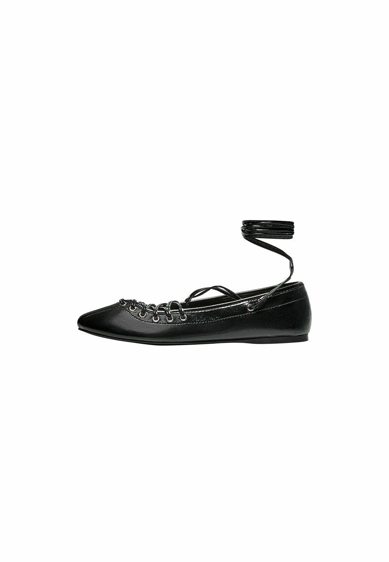 Schwarze flache Schuhe mit spitzem Zehenbereich, aus glattem Leder. Verfügt über Schnürdetails an der Vorderseite und einem dünnen Knöchelriemen.
