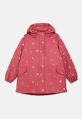 Rosa wasserdichte Jacke mit Kapuze, ausgestattet mit weißen Spritzmustern. Elastische Bündchen und zwei Seitentaschen. Glatte, leicht glänzende Textur.