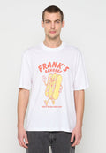 Weißes Baumwoll-T-Shirt mit kurzen Ärmeln, mit einer Cartoon-Hotdog-Grafik in Gelb und Pink sowie dem Text "FRANK'S BANGERS" darüber.