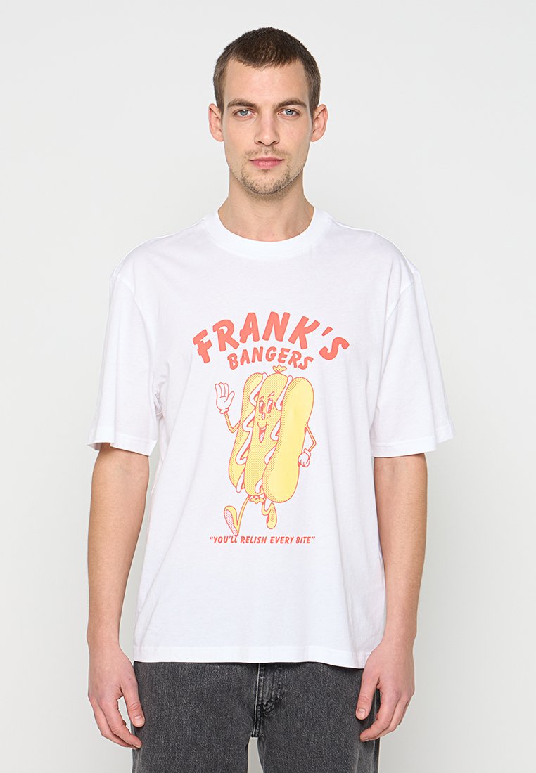 Weißes Baumwoll-T-Shirt mit kurzen Ärmeln, mit einer Cartoon-Hotdog-Grafik in Gelb und Pink sowie dem Text "FRANK'S BANGERS" darüber.