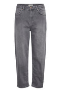 Graue Denim-Jeans mit geradem Schnitt, fünf Taschen-Design und Knopfverschluss. Besitzt eine subtile Textur und Nähte entlang der Säume.