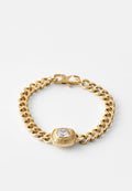 Goldkettengliederarmband mit verbundenen Gliedern, einem rechteckigen Verschluss und einem erhabenen quadratischen Mittelstück mit einem klaren Stein. Glatte, reflektierende Oberfläche.