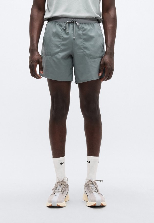 Nike Performance STRIDE - 2-in-1 shorts - smoke grey/silver-coloured
