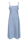 Hellblaues Slipkleid mit dünnen Trägern, aus einem zerknitterten Stoff. Hat einen geraden Ausschnitt und eine A-Linien-Silhouette.