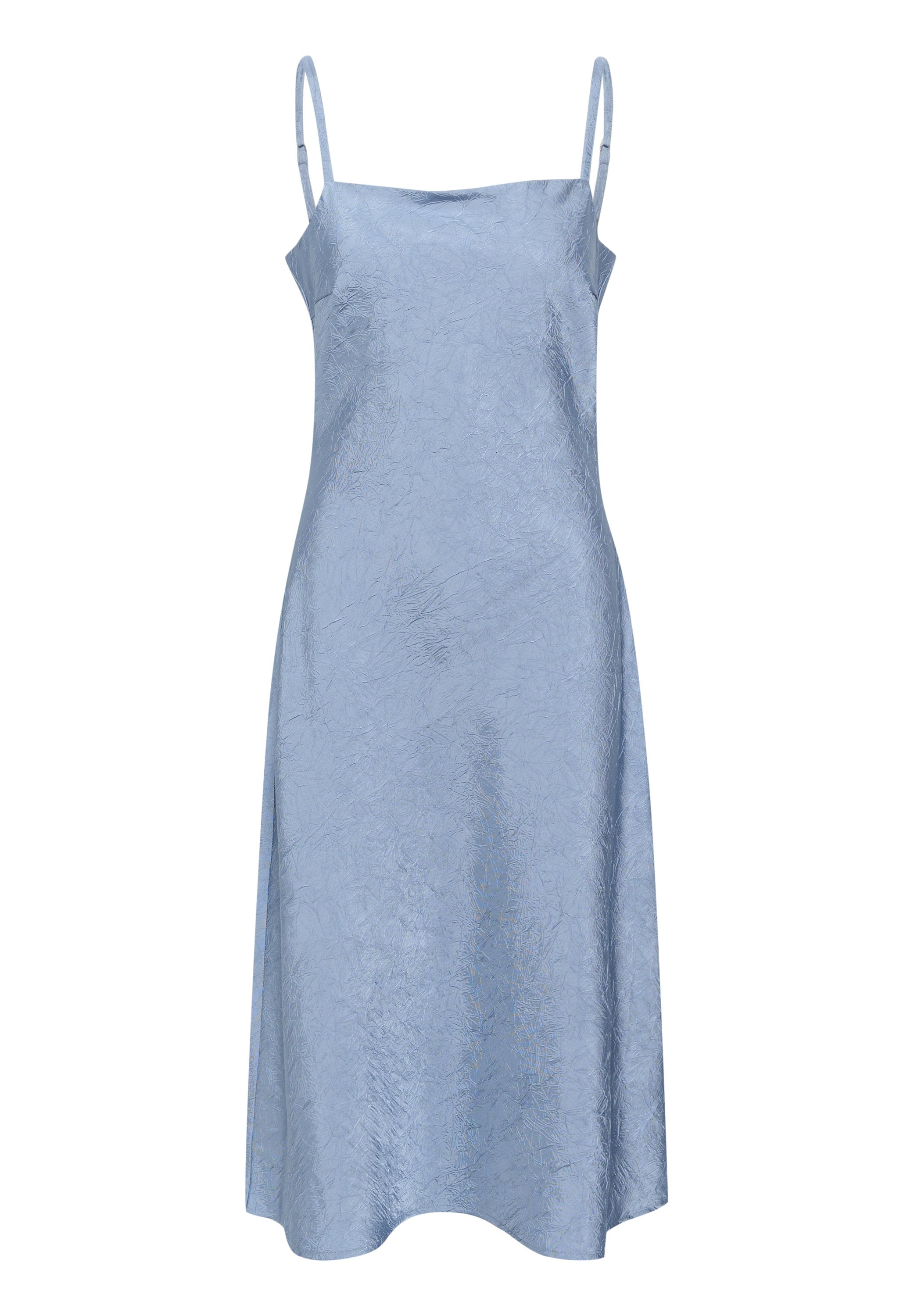 Hellblaues Slipkleid mit dünnen Trägern, aus einem zerknitterten Stoff. Hat einen geraden Ausschnitt und eine A-Linien-Silhouette.