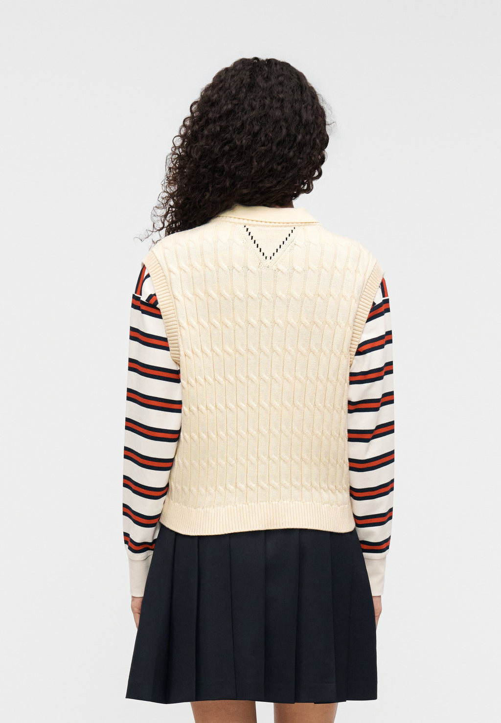 CABLE KNIT V-NECK SWEATER VEST Media 4