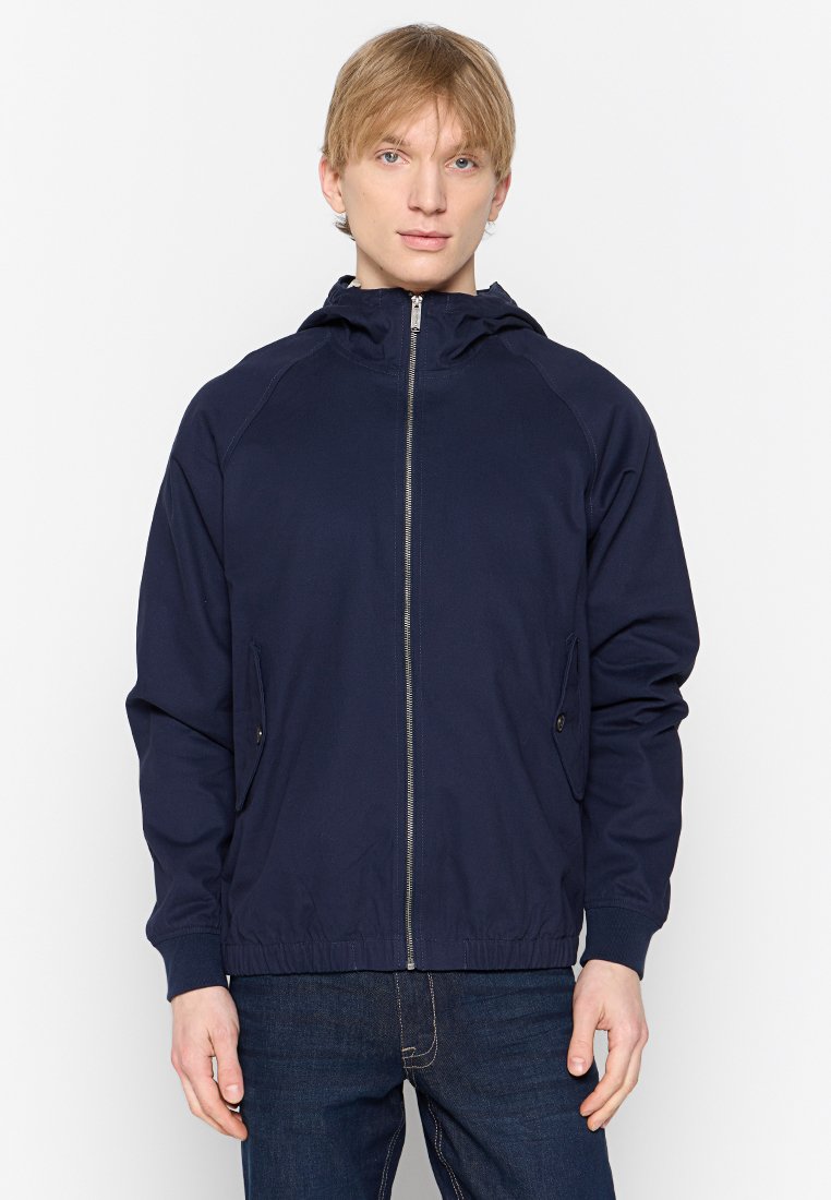 Marineblaue Kapuzenjacke mit Reißverschluss, Raglanärmeln, zwei Seitentaschen und elastischem Saum. Hergestellt aus leichtem Stoff mit einer glatten Textur.