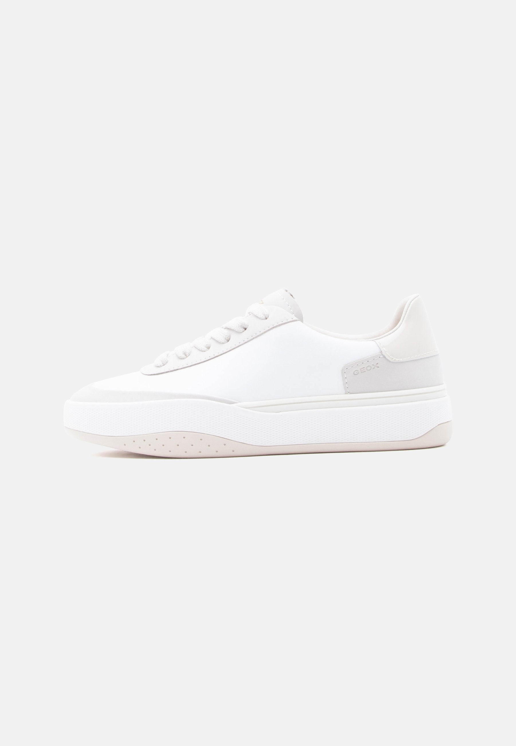 Weißer Sneaker mit glattem Obermaterial, dezenten grauen Akzenten an der Ferse, flachen Schnürsenkeln und einer strukturierten weißen Sohle mit kleinen Perforationen.