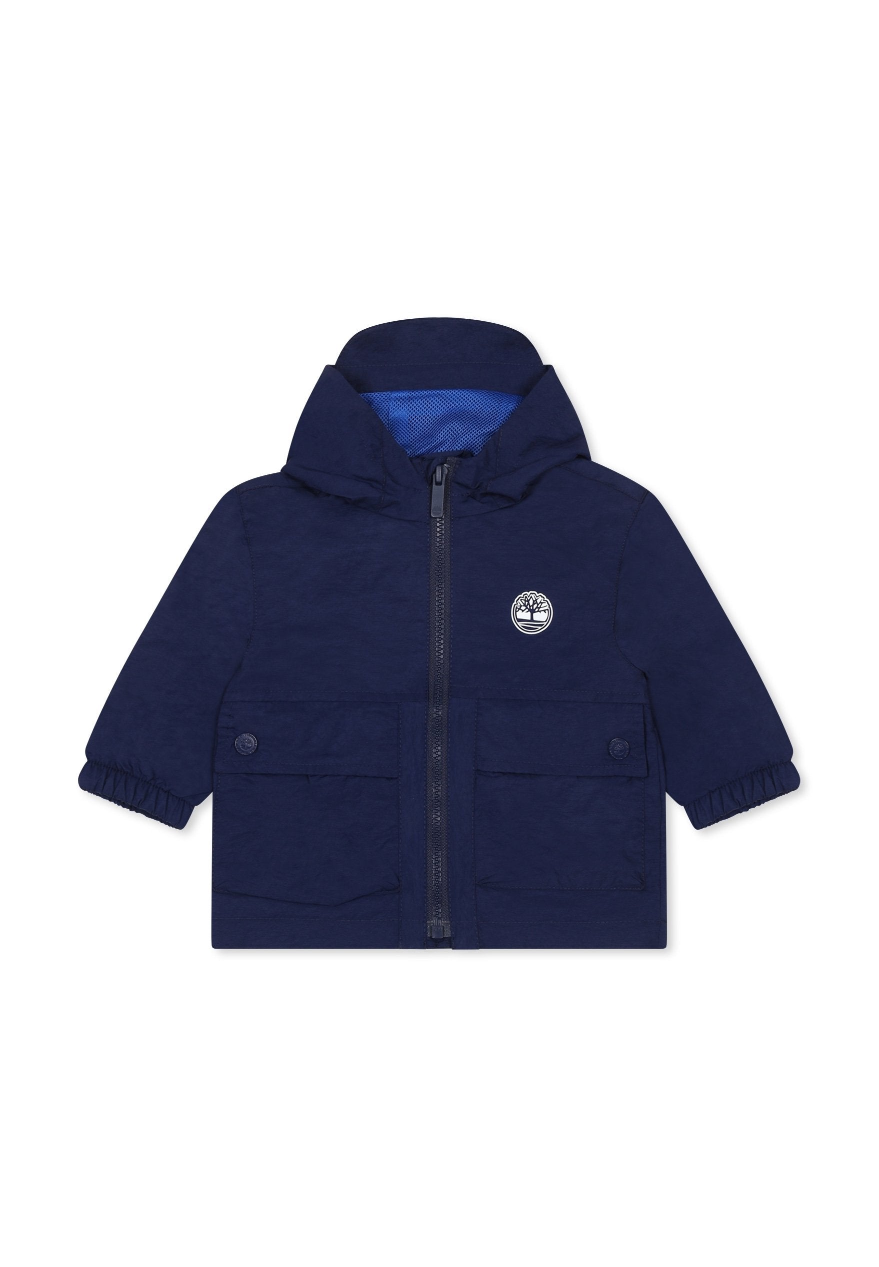Marineblaue Kinderjacke aus leichtem Material, mit Reißverschluss vorne, Kapuze, zwei Fronttaschen und einem inneren Mesh-Futter.