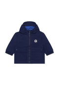 Marineblaue Kinderjacke aus leichtem Material, mit Reißverschluss vorne, Kapuze, zwei Fronttaschen und einem inneren Mesh-Futter.