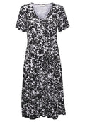 Schwarz-weißes, blumenmusterndes, kurzes Kleid mit kurzen Ärmeln und V-Ausschnitt, aus einem weichen Stoff gefertigt, mit einem schwingenden Rock.