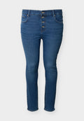 Blaue Slim-Fit-Denim-Jeans mit vier sichtbaren vorderen Knöpfen, Fronttaschen und Gürtelschlaufen vor hellem Hintergrund.
