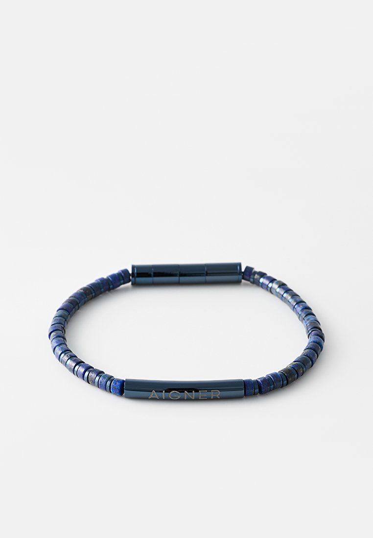 Blaues Perlenarmband mit zylindrischem Verschluss und zentraler Metallstange, auf der "AIGNER" eingraviert ist, vor weißem Hintergrund.
