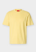 Gelbes T-Shirt mit kurzen Ärmeln und Rundhalsausschnitt, fein abgesteppt und mit einem roten Etikett im Krageninnenteil.