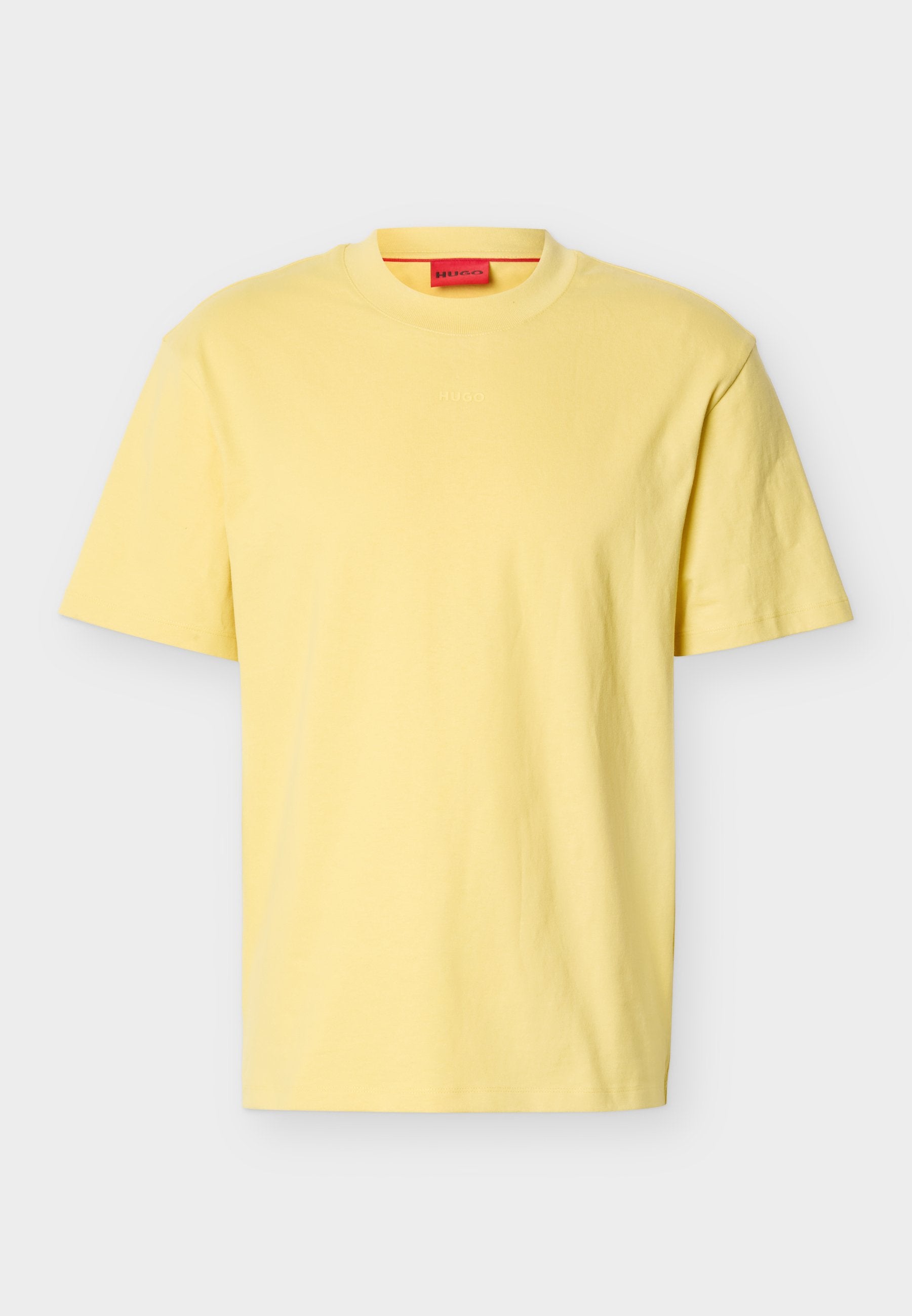Gelbes T-Shirt mit kurzen Ärmeln und Rundhalsausschnitt, fein abgesteppt und mit einem roten Etikett im Krageninnenteil.