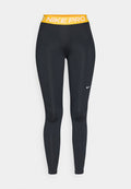 Schwarze Sportleggings mit einer glatten Textur, ausgestattet mit einem breiten gelben Bund, auf dem "NIKE PRO" steht, und einem kleinen weißen Nike-Logo an der Seite.