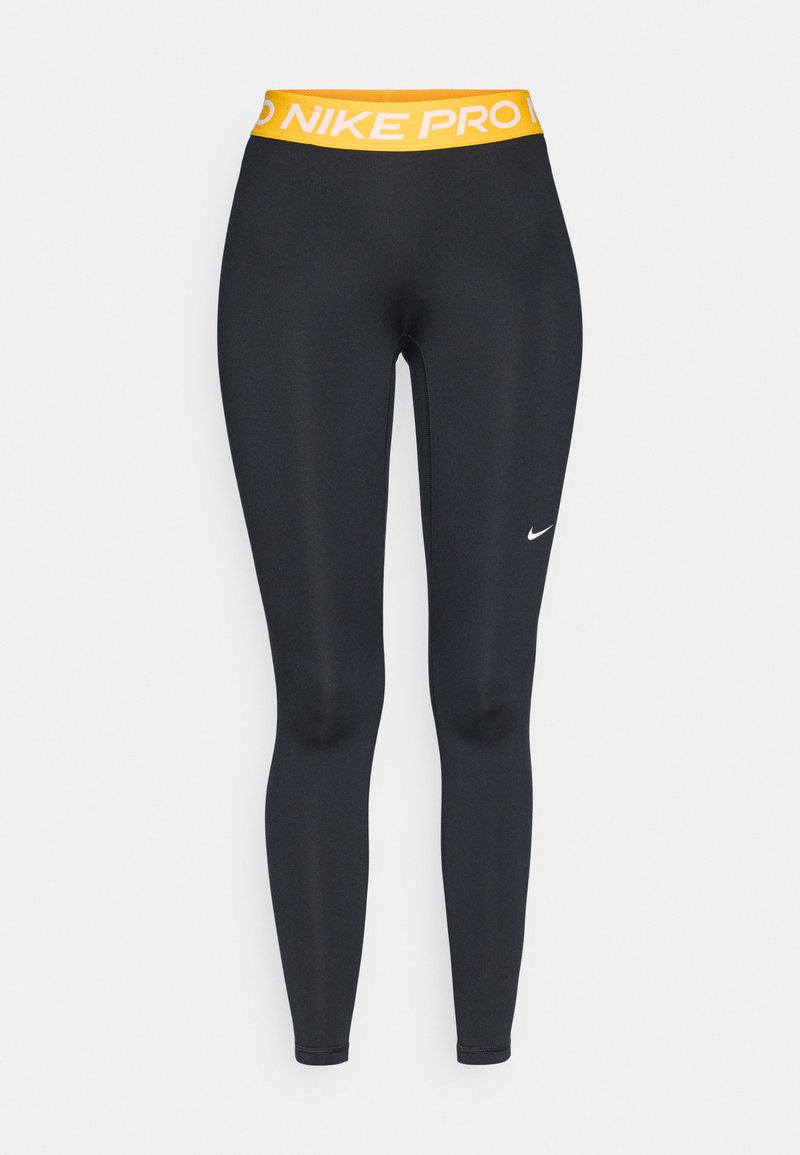 Schwarze Sportleggings mit einer glatten Textur, ausgestattet mit einem breiten gelben Bund, auf dem "NIKE PRO" steht, und einem kleinen weißen Nike-Logo an der Seite.
