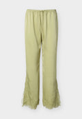 Hellgrüne Satin-Hose mit elastischem Bund, Kordelzug und Spitzenverzierung entlang der äußeren unteren Beine und Säume.