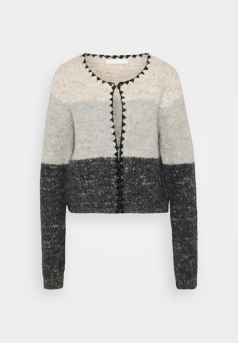Strickjacke mit einem Verlaufsmuster in Grau und Creme, runder Ausschnitt und schwarzen dekorativen Knöpfen entlang der Vorderleiste.
