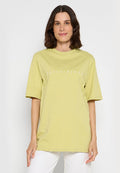 Helles limonengrünes, oversized T-Shirt aus weicher Baumwolle. Mit Rundhalsausschnitt und kurzen Ärmeln, mit "DAILY PAPER" in Weiß auf der Brust bedruckt.