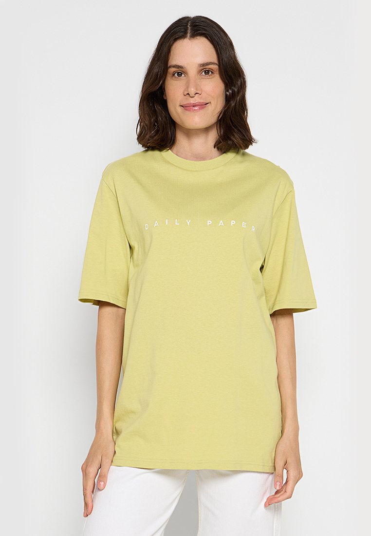 Helles limonengrünes, oversized T-Shirt aus weicher Baumwolle. Mit Rundhalsausschnitt und kurzen Ärmeln, mit "DAILY PAPER" in Weiß auf der Brust bedruckt.