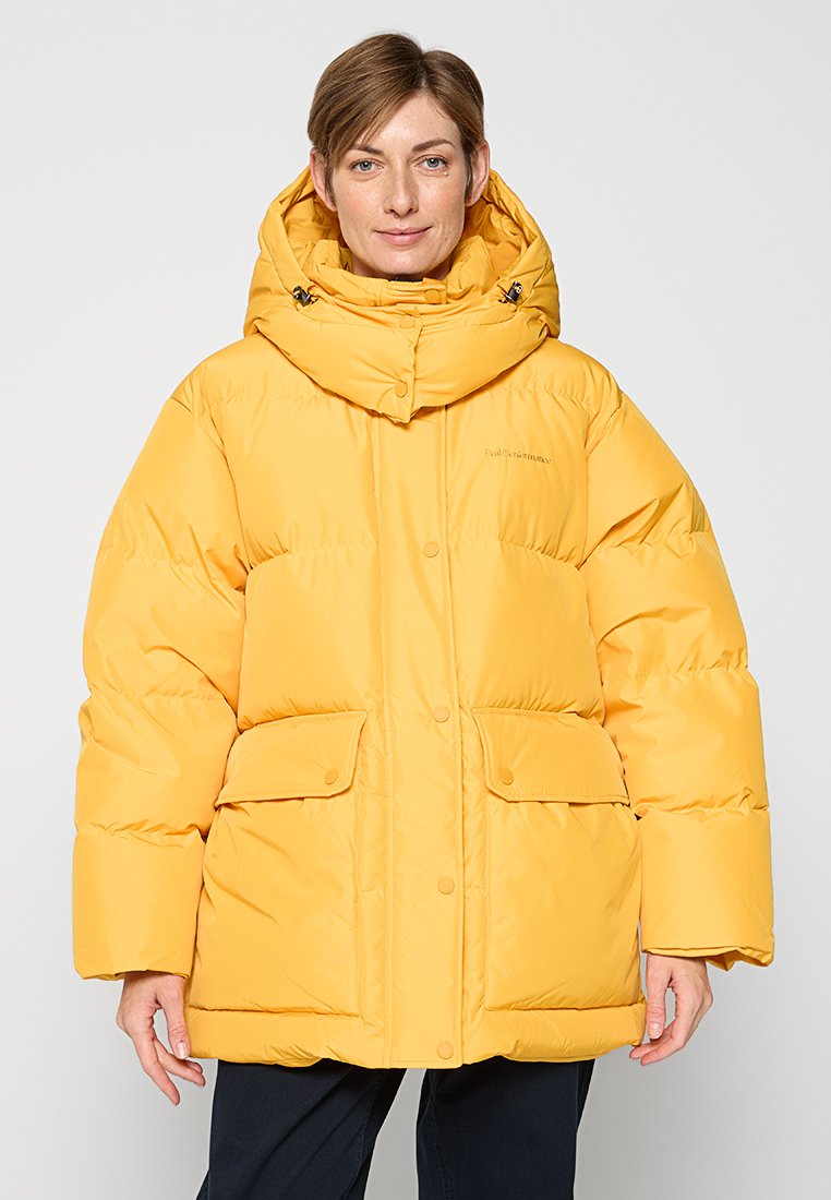 Gelbe Daunenjacke mit Kapuze, ausgestattet mit einem Knopfverschluss, zwei vorderen Taschen und einem gesteppten Design zur Isolierung.