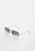 Sonnenbrille mit goldfarbener Fassung, Sonnenbrillengläser mit einem Verlauf von dunkelgrau zu hellgrau, kantiges Design und strukturierten gelben Bügelenden.