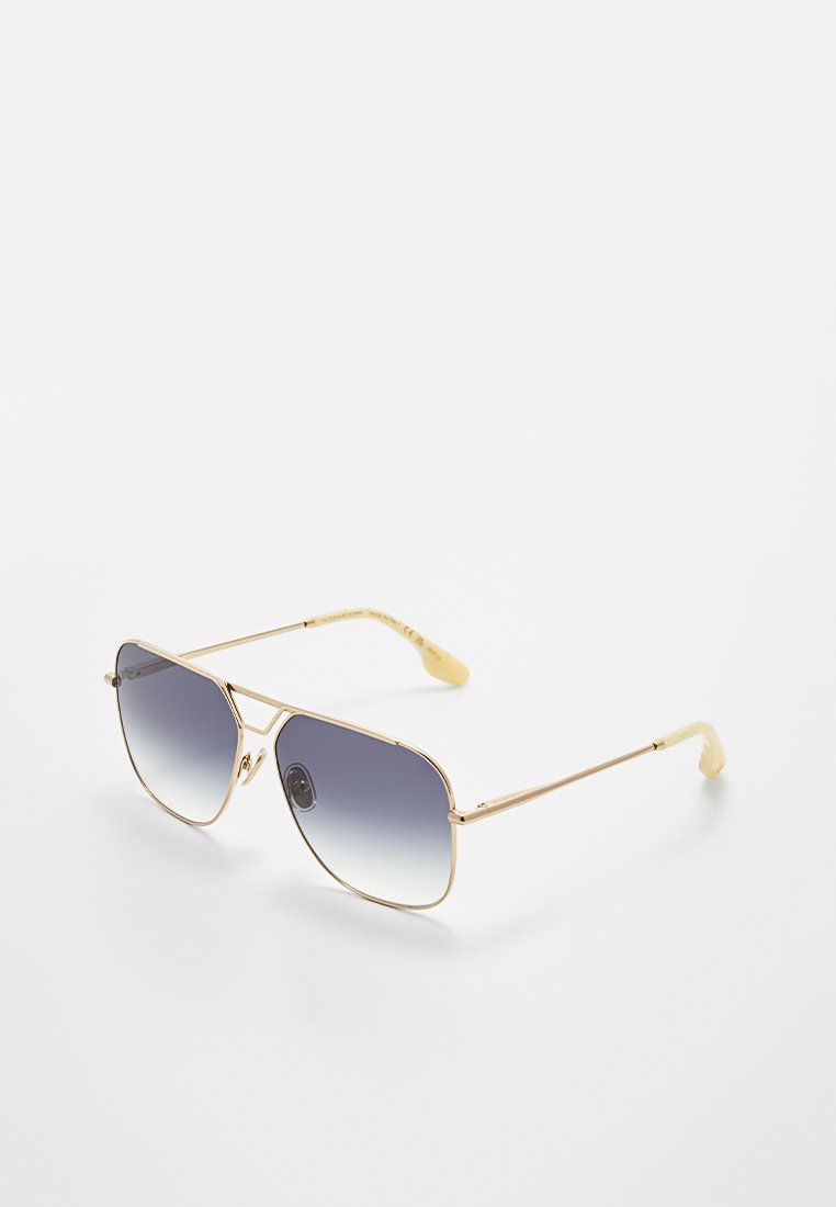Sonnenbrille mit goldfarbener Fassung, Sonnenbrillengläser mit einem Verlauf von dunkelgrau zu hellgrau, kantiges Design und strukturierten gelben Bügelenden.