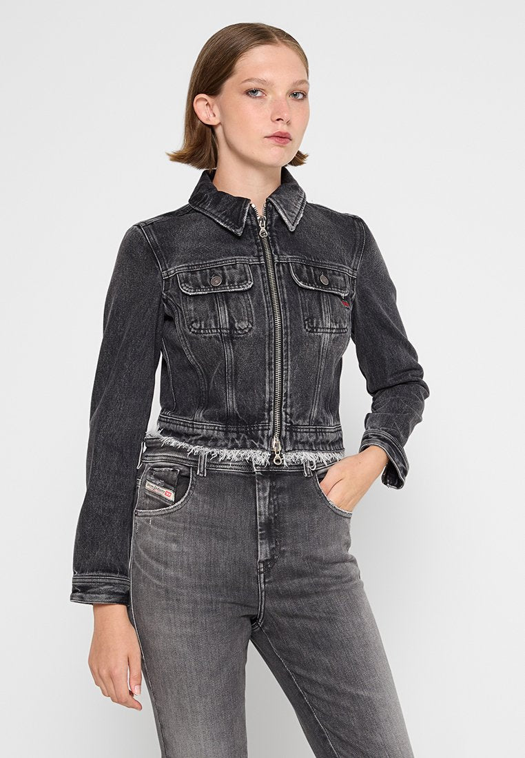 Schwarze, taillierte Jeansjacke mit Reißverschluss vorne, geknöpften Brusttaschen und fransigem Saum. Glatte Textur, schmaler Kragen und figurbetonter Schnitt.