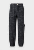 Cargo-Hosen im dunklen Camouflage-Muster, mit elastischem Bund, seitlichen Taschen und überschnittenen Säumen. Hergestellt aus strapazierfähigem Stoff.