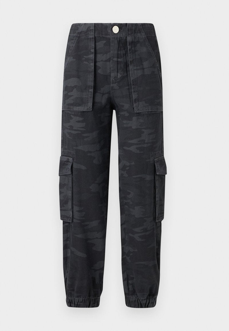 Cargo-Hosen im dunklen Camouflage-Muster, mit elastischem Bund, seitlichen Taschen und überschnittenen Säumen. Hergestellt aus strapazierfähigem Stoff.