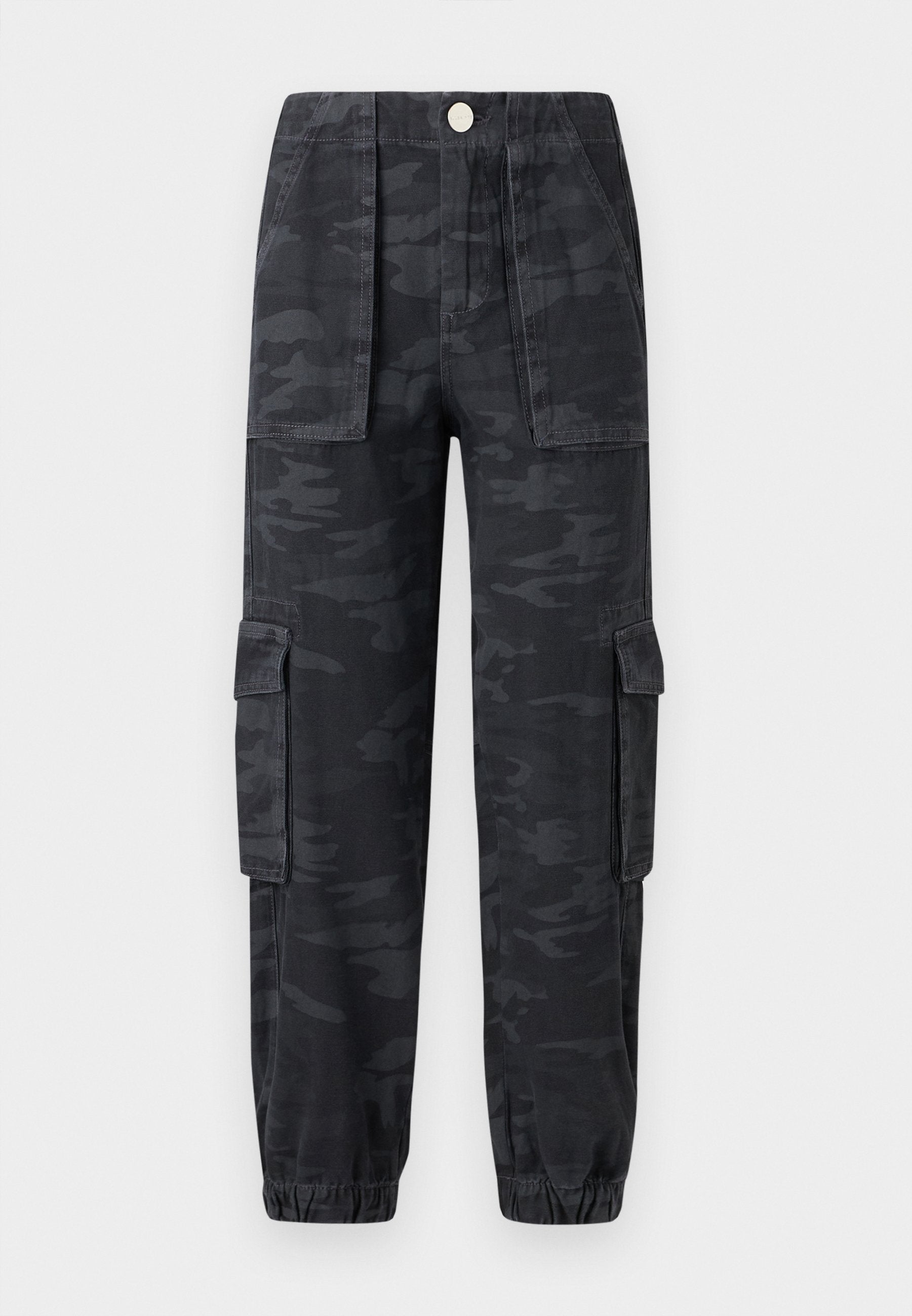 Cargo-Hosen im dunklen Camouflage-Muster, mit elastischem Bund, seitlichen Taschen und überschnittenen Säumen. Hergestellt aus strapazierfähigem Stoff.