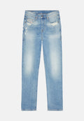 Hellblaue Denim-Jeans mit geradem Schnitt, die verblasste Stellen und verwaschene Details in der Nähe der Taschen aufweisen. Klassisches Fünf-Taschen-Design.
