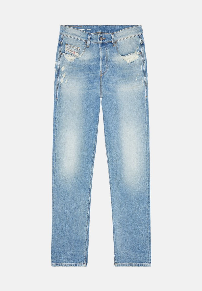 Hellblaue Denim-Jeans mit geradem Schnitt, die verblasste Stellen und verwaschene Details in der Nähe der Taschen aufweisen. Klassisches Fünf-Taschen-Design.