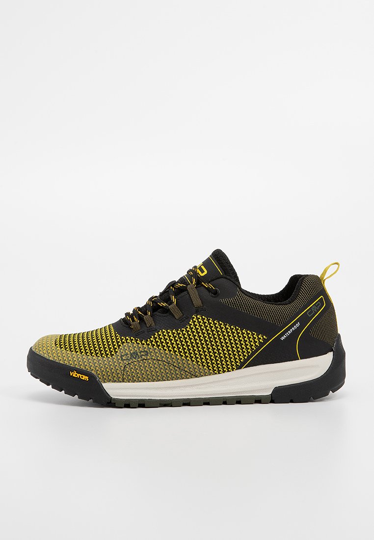 Schwarzer und gelber Sportschuh mit atmungsaktivem Mesh-Obermaterial, verstärkter Gummi-Zehenkappe und Vibram-Sohle für guten Halt. Wasserdichtes Design.