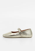 Metallisch goldene Mary Jane Ballerinas mit abgerundetem Zehenbereich, einem verstellbaren Riemen und einer flexiblen Sohle. Glatte Textur und flaches Design.