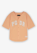 Pfirsichfarbendes Kurzarmshirt aus Jersey mit Knopfleiste und weißem Aufdruck "PG DR." Besitzt einen abgerundeten Saum und einen gerippten Halsausschnitt.