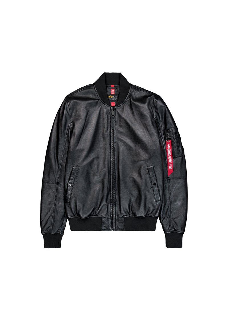 Schwarze Leder-Bomberjacke mit einem Reißverschluss vorne, gerippten Bündchen und Saum. Verfügt über zwei Seitentaschen und eine Schultertasche mit einem roten Etikett. 