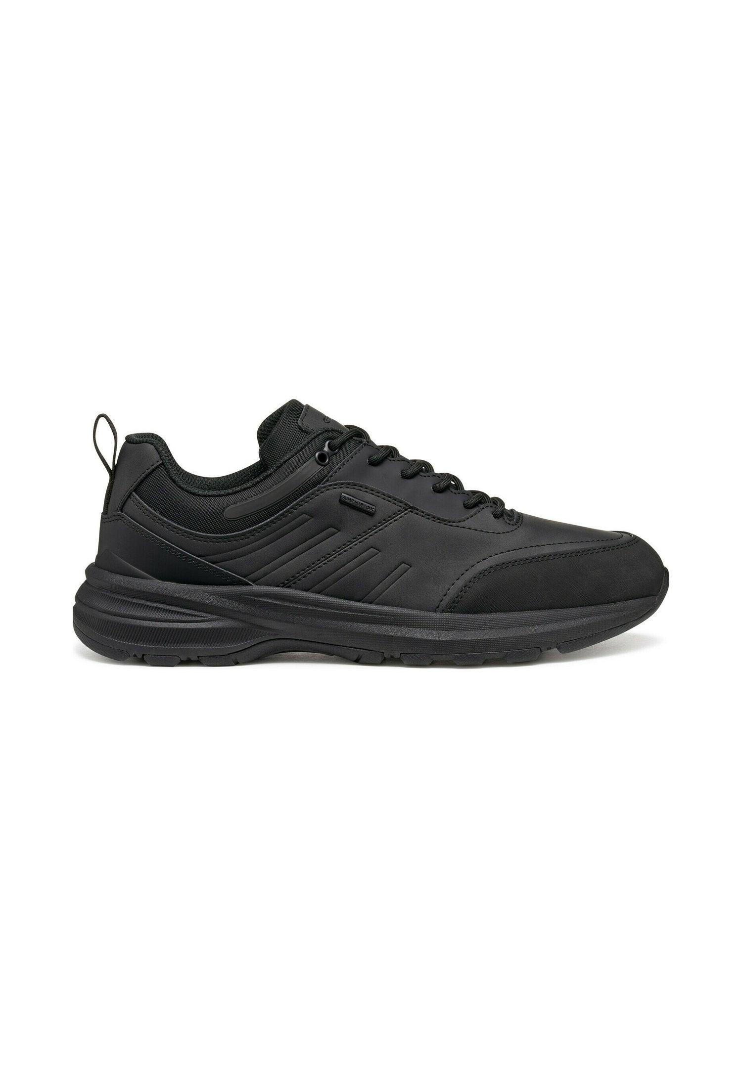 Schwarzer Sportschuh mit einem glatten, synthetischen Obermaterial, gepolstertem Kragen, strukturierten Akzenten und einer gepolsterten Sohle, ausgestattet mit einem Schnürdesign und einem Ziehschlaufen.
