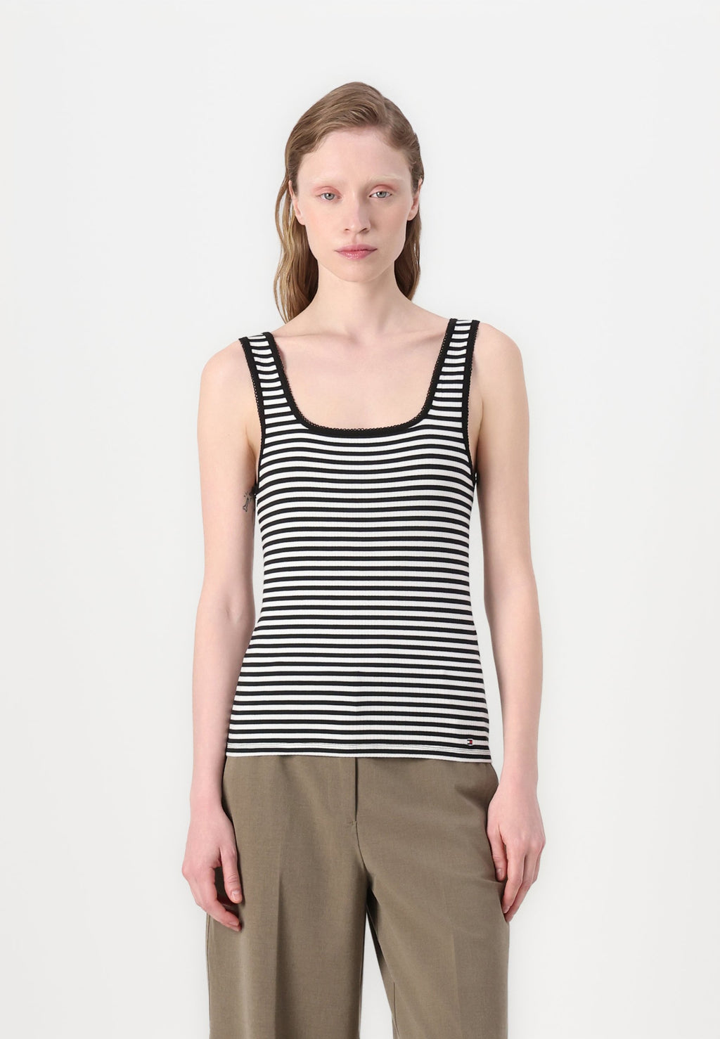 SLIM SQUARE TANK Media 3