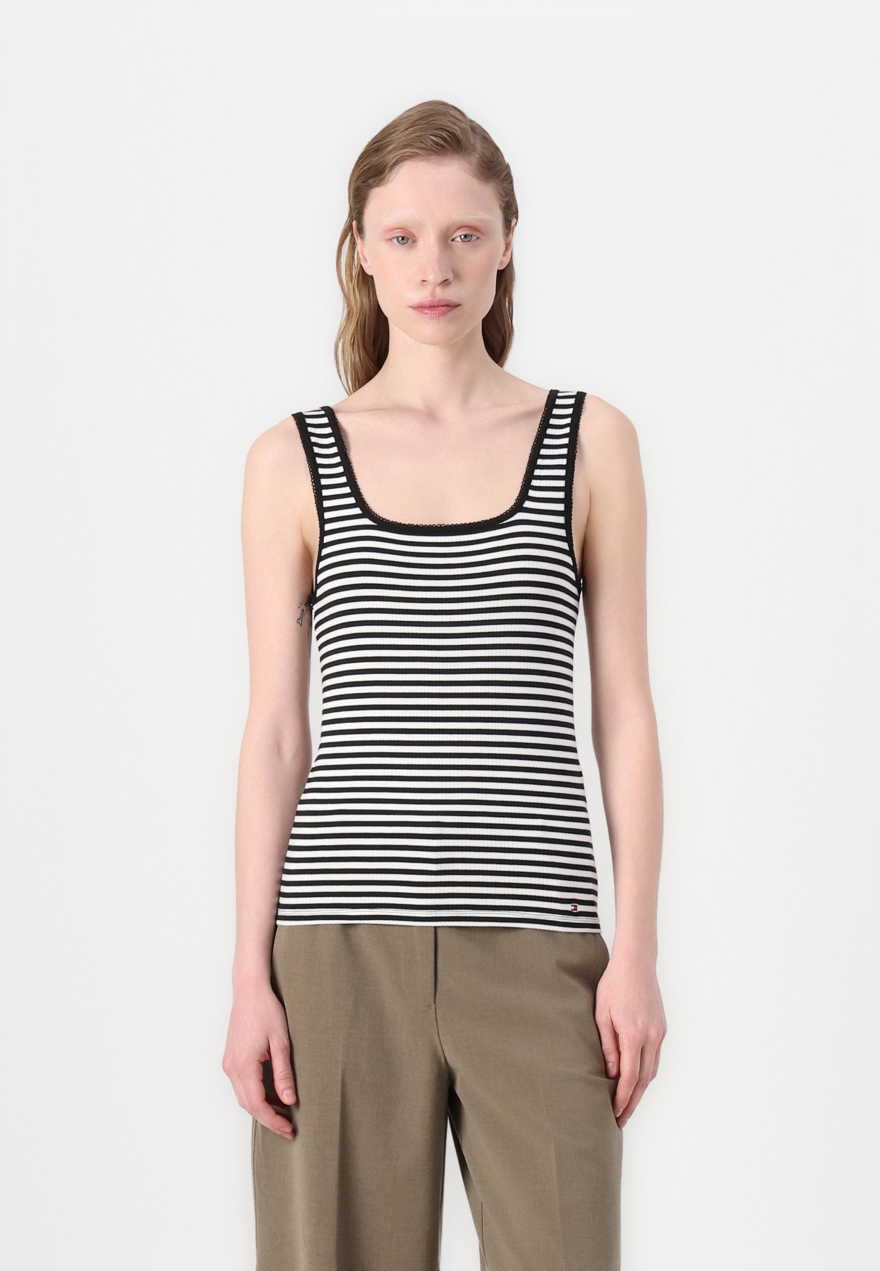 SLIM SQUARE TANK Media 3