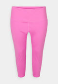 Rosa sportliche Capri-Leggings aus elastischem Material, mit einem breiten Taillenbund und nahtlosem Design für Komfort und Bewegungsfreiheit.