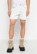 Hellblaue Denim-Shorts mit klassischem Fünf-Taschen-Design, veredelt mit orangen Nähten. Tragen Sie dazu braune Schnürstiefel.