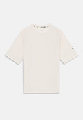 Weißes T-Shirt mit kurzen Ärmeln aus weichem Stoff, mit einem strukturierten Muster und einem schwarzen Nike-Logo auf dem linken Ärmel. Runder Ausschnitt.